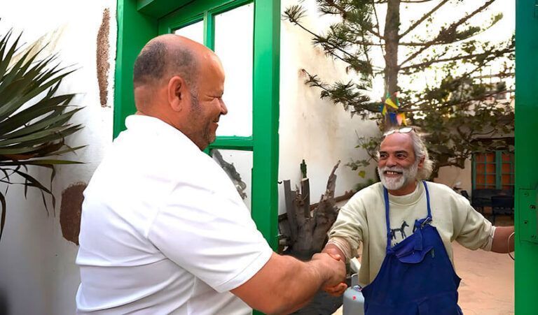 Noticias Yaiza | Tino Alemán y Pancho Ortiz exponen su mundo de cerámica y madera en Mancha Blanca