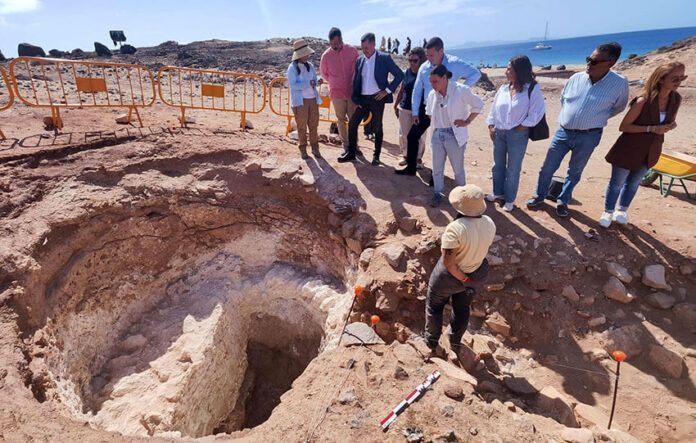 Autoridades visitando la zona Nuevo hallazgo en el yacimiento arqueológico de San Marcial de Rubicón