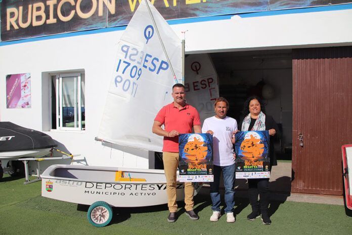 El concejal de Deportes de Yaiza, Ángel Lago, y la concejala de Dinamización Social, Águeda Cedrés, junto a David Pérez, del club organizador Noticias Playa Blanca | Comienza en Playa Blanca el Circuito Canario de Optimist