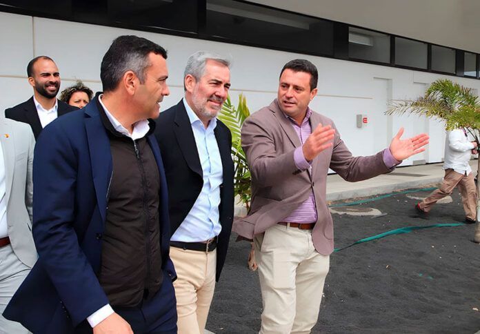 Óscar Noda junto al presidente de Canarias y el presidente del Cabildo en una visita al Puerto de Playa Blanca Noticias Yaiza | Óscar Noda cuestiona al gobierno del Cabildo sobre la llegada de cruceros al Puerto de Playa Blanca