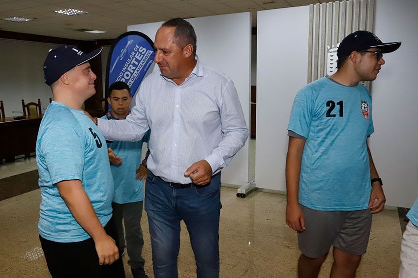 El Cabildo recibe al equipo CD Creciendo, representante en la Liga DISAFío de fútbol inclusivo