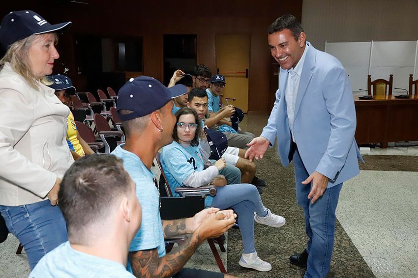 El Cabildo recibe al equipo CD Creciendo, representante en la Liga DISAFío de fútbol inclusivo