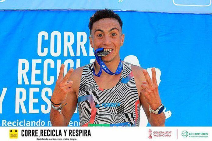 Yerove Rodríguez celebrando la hazaña Noticias Yaiza | Yerove Rodríguez, récord de España sub20 de media maratón
