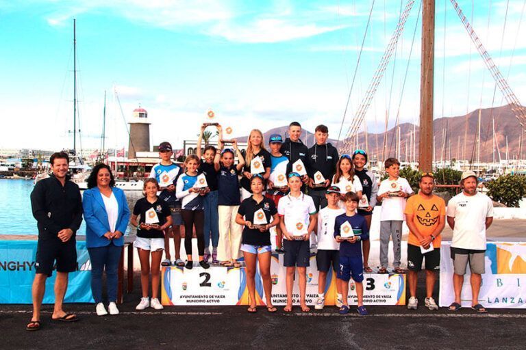 Noticias Yaiza | Más de cien regatistas del mundo compiten en Playa Blanca en el Circuito Canario de Optimist