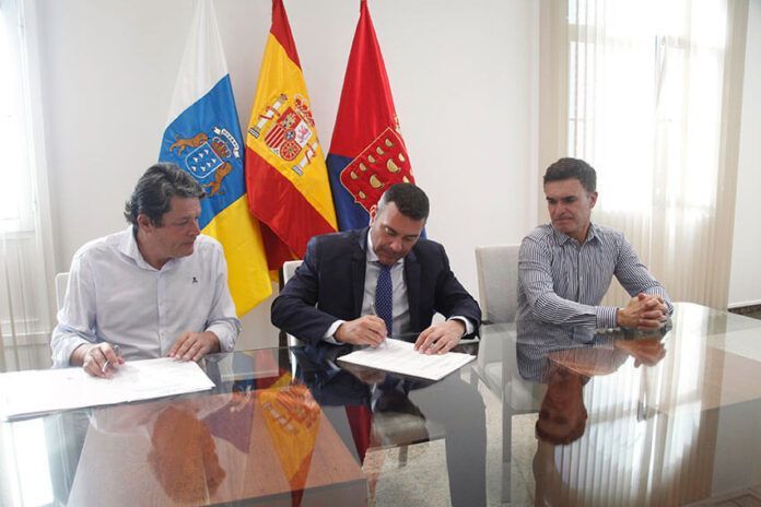 Noticias Yaiza | Turismo Lanzarote y Unión Sur Yaiza firman un convenio para promover la isla como destino deportivo