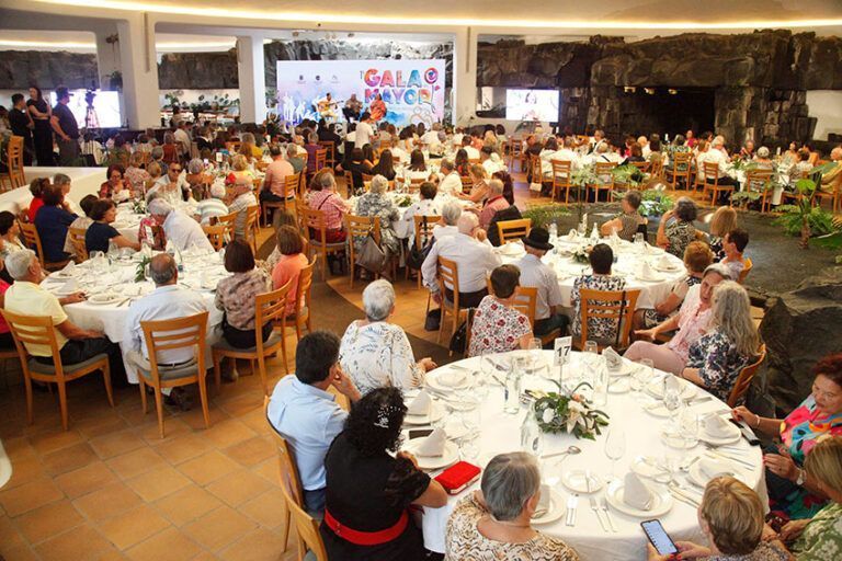 El Cabildo rinde homenaje al colectivo de mayores en la primera Gala del Mayor de Lanzarote y La Graciosa