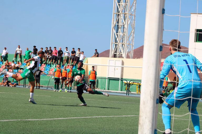 El Cacereño le endosa al Unión Sur Yaiza la primera derrota como local (2-3)