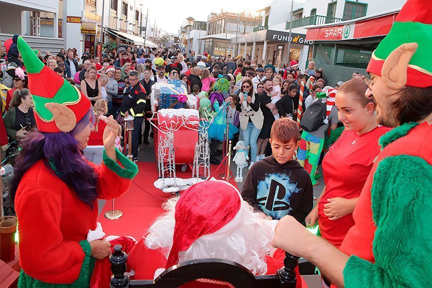 Papá Noel llena de alegría la zona comercial de Playa Blanca