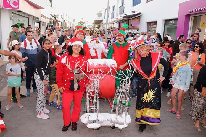 Pasacalle de Papá Noel a Playa Blanca Noticias Playa Blanca | Papá Noel llena de alegría la zona comercial de Playa Blanca