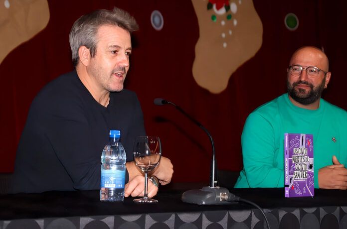 Miguel Aguerralde con el concejal de Cultura de Yaiza, César Rijo Noticias Yaiza | Presentación de ‘Las cinco muertes de Jacinto Samitier’, de Miguel Aguerralde
