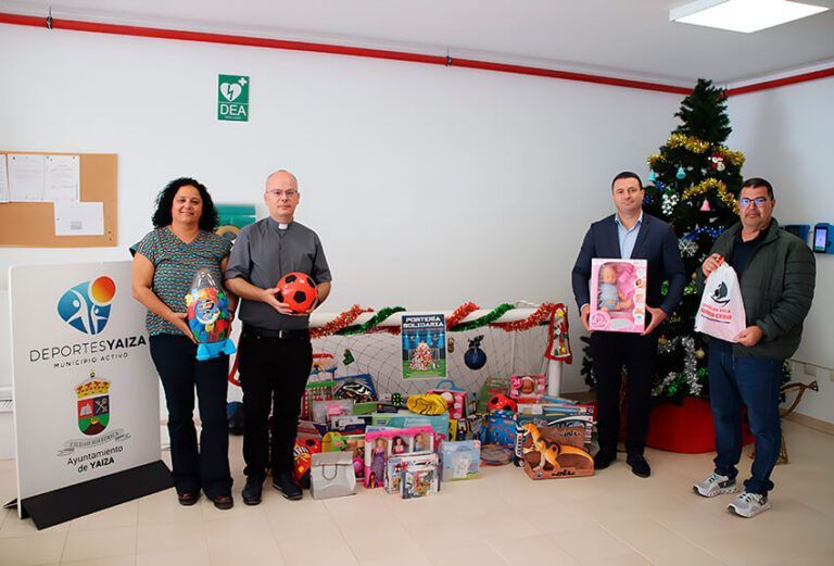 Noticias Yaiza | Yaiza y Cáritas entregan los regalos de la portería solidaria sureña