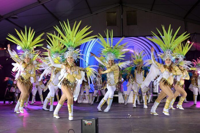 Yaiza desvela su programa carnavalero en un animada y colorida presentación de los grupos sureños en la Carpa de Uga