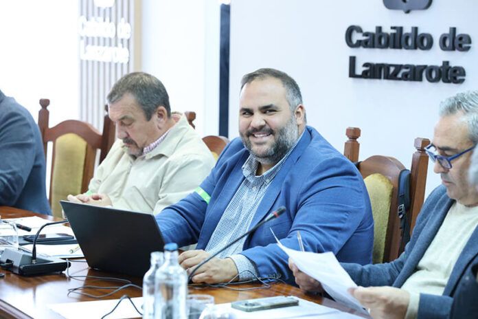 Samuel-Martín-en-el-pleno-de-4-de-febrero-de-2025 Noticias | El Cabildo reconoce la labor de Ecca.Edu, la emisora de la educación en Canarias, en su 60 aniversario