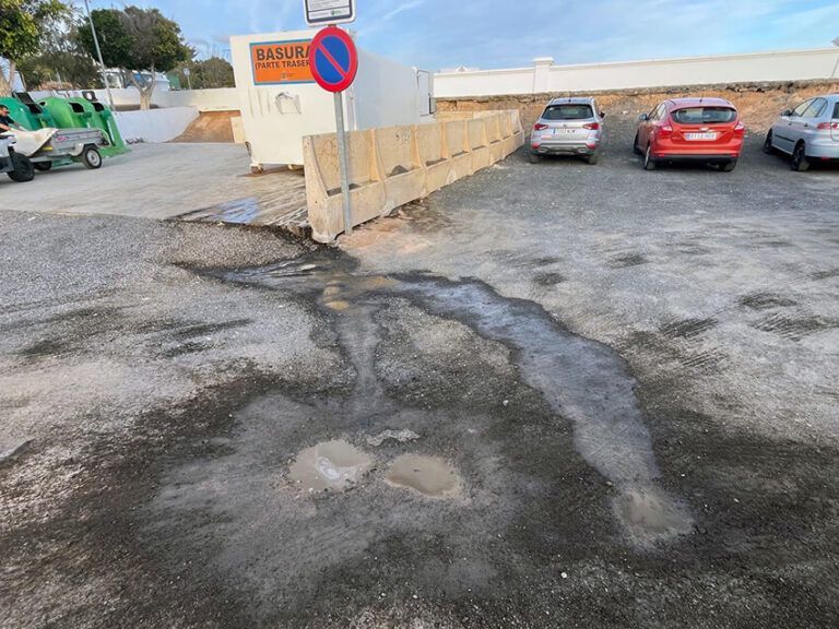 Noticias Playa Blanca | El PP de Yaiza aplaude las compactadoras en Playa Blanca y pide completar la instalación con un desagüe para evitar vertidos