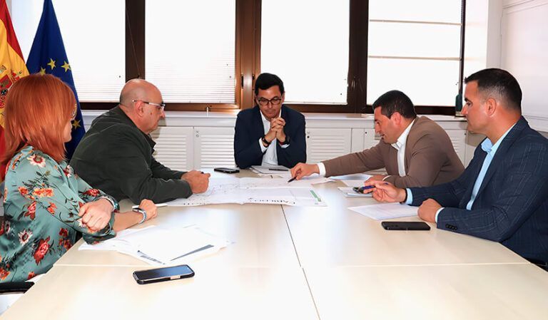 Noticias Yaiza | Gobierno y Ayuntamiento abordan “la necesaria ampliación” de la carretera LZ-2 Yaiza - Playa Blanca