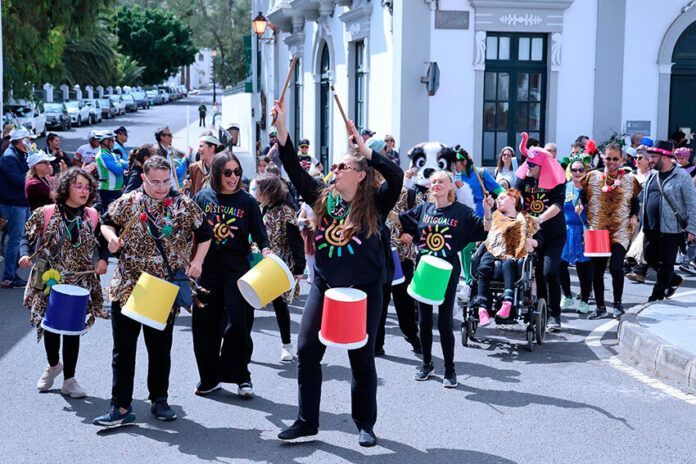 Noticias | Más de 800 personas llenan de color y alegría las calles de Haría en el Coso Insular Inclusivo