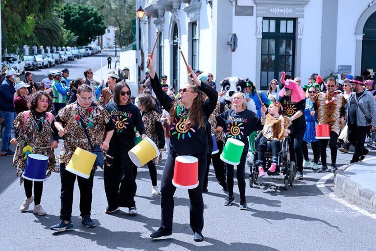 Noticias | Más de 800 personas llenan de color y alegría las calles de Haría en el Coso Insular Inclusivo