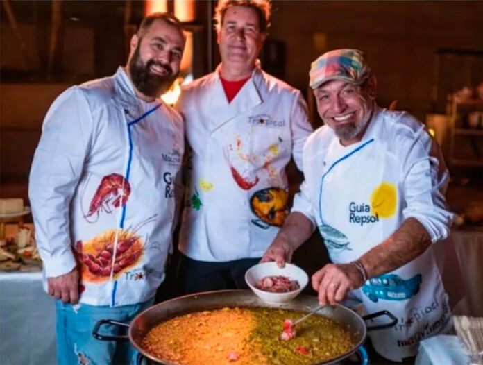 Luis Benito junto a Gonzalo y Fran Belín Noticias Playa Blanca | Luis Benito y sus paellas del Chiringuito Tropical, en la Gala de los Soles Repsol 2025