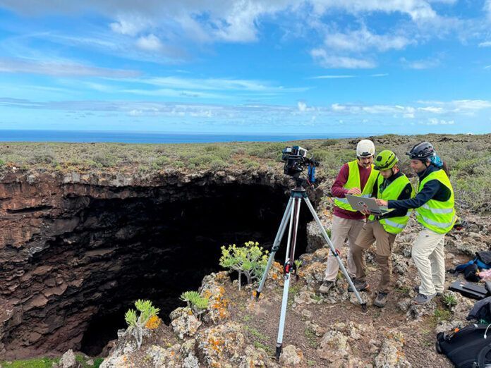 Medidas-con-una-camara-especial-“hiperespectral”-que-puede-ver-la-composicion-de-las-rocas Noticias | Una nueva expedición científica explora el increíble Tubo Volcánico de La Corona