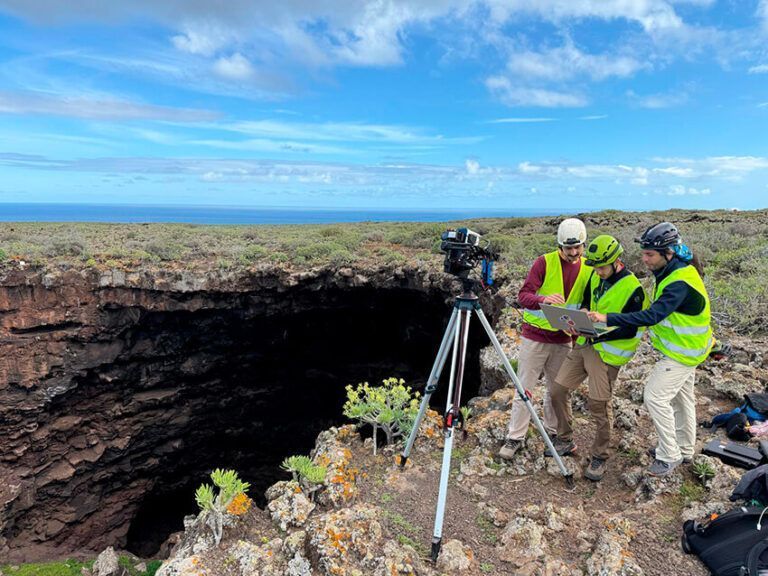Noticias | Una nueva expedición científica explora el increíble Tubo Volcánico de La Corona