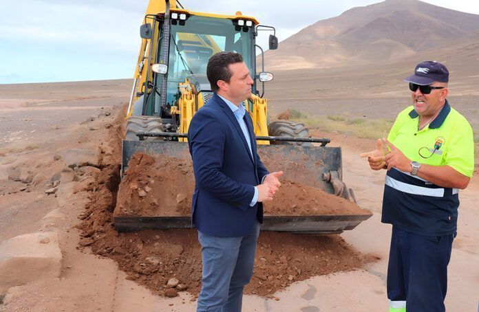 Óscar-Noda-en-visita-a-una-actuación-municipal Noticias Yaiza | Yaiza destina 22 millones de euros más a inversiones