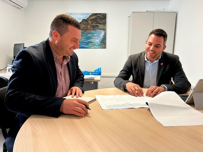 Óscar Noda y Jacobo Medina durante la reunión Noticias Yaiza | El alcalde de Yaiza recibe al consejero Jacobo Medina para abordar el proyecto de la carretera de Los Hervideros