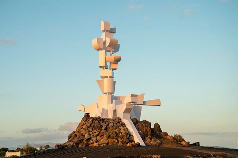Noticias | La Escultura de la Fecundidad vuelve a alzarse en el Monumento al Campesino tras su restauración