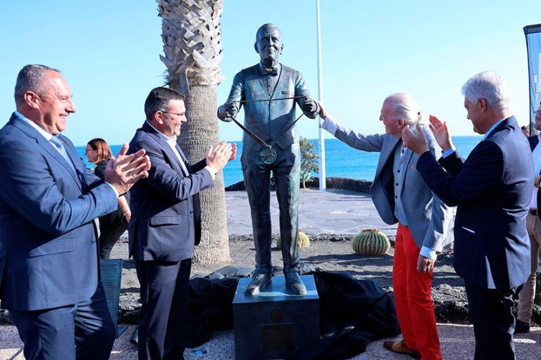 Noticias | El Cabildo de Lanzarote rinde homenaje a Kenneth Gasque con una escultura en Puerto del Carmen
