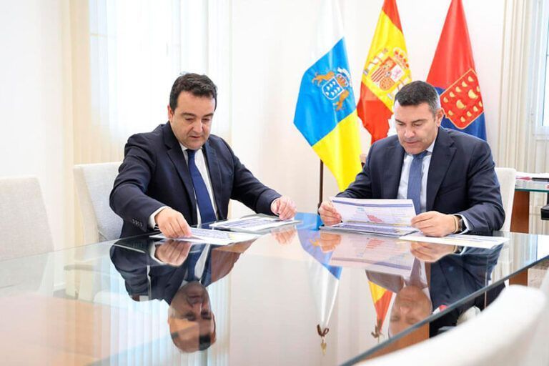 Noticias | La Cámara de Comercio entrega al Cabildo un estudio sobre la situación del servicio de taxi en Lanzarote