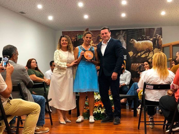 Representantes de Yaiza con una de las hijas del homenajeado Noticias Yaiza | Homenaje póstumo al ganadero Tito González Medina en Uga