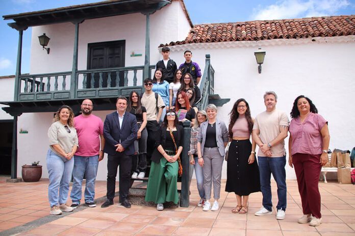 Estudiantes junto a representantes del CEO y del ayuntamiento Noticias Yaiza | Escolares italianos visitan Yaiza acogidos por el CEO Playa Blanca