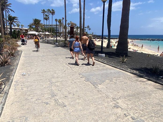Noticias Playa Blanca | El PP de Yaiza denuncia el estado lamentable de la avenida marítima de Playa Blanca a la altura de Playa Flamingo