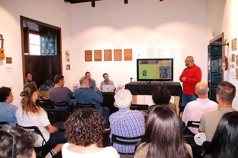 Noticias Yaiza | Femés descubre secretos de taller del timple conejero