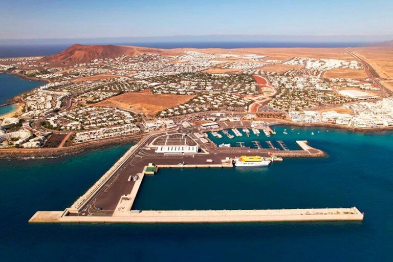 Noticias Yaiza | Puertos Canarios confirma a Óscar Noda que hay seis navieras interesadas en atracar sus cruceros en Playa Blanca