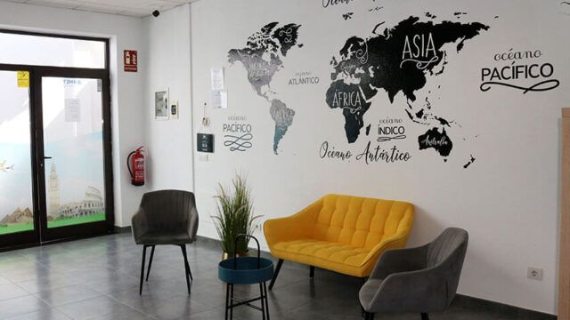 Agencia de Viajes LanzaViajes, en Playa Blanca Lanzarote (interior sala de espera)