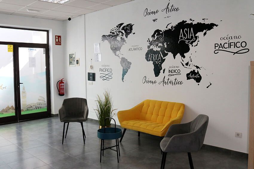 Agencia de Viajes LanzaViajes, en Playa Blanca Lanzarote (interior sala de espera)