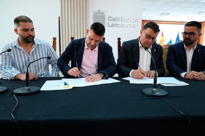 Noticias Yaiza | Oswaldo Betancort firma con el Gobierno de Canarias el convenio para los planes de modernización de Playa Blanca y Costa Teguise