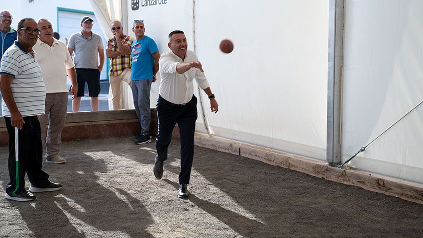 El Cabildo instala una carpa en la cancha de bola canaria de Uga