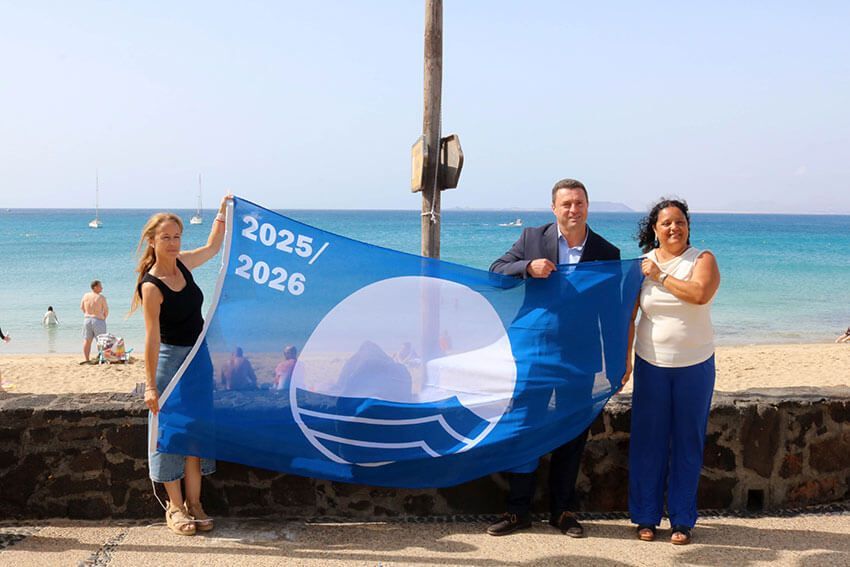 El alcalde y las ediles de Playas y Medio Ambiente izando la Bandera Azul de la playa de Playa Blanca