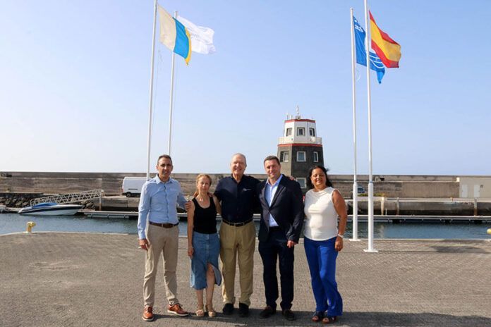 El-alcalde-y-las-ediles-de-Playas-y-Medio-Ambiente-junto-al-presidente-y-el-director-de-la-marina,-José-Calero-y-Alejandro-Betancor,-respectivamente El alcalde, Óscar Noda, y las ediles de Playas y Medio Ambiente, Beatriz Vázquez y Águeda Cedrés, junto al presidente y el director de la marina, José Calero y Alejandro Betancor, respectivamente