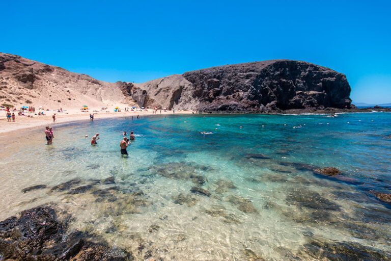 Noticias Playa Blanca | Reabre al baño la Playa de Papagayo tras el control de Salud Pública