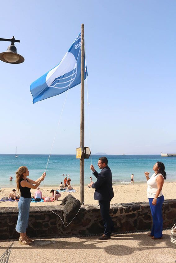 Izado de Bandera Azul de la playa de Playa Blanca