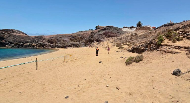Noticias Playa Blanca | Yaiza anuncia que la Playa de Papagayo permanecerá cerrada al menos hasta el lunes