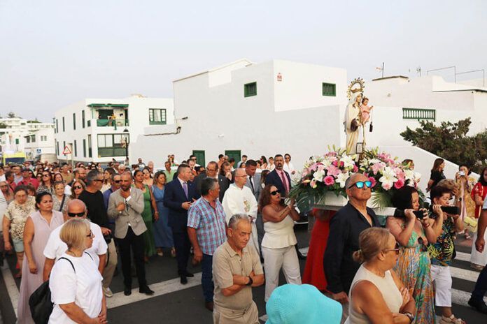 Noticias Yaiza | Playa Blanca muestra su adoración por la Virgen del Carmen llenándola de vítores y besos en su peregrinar