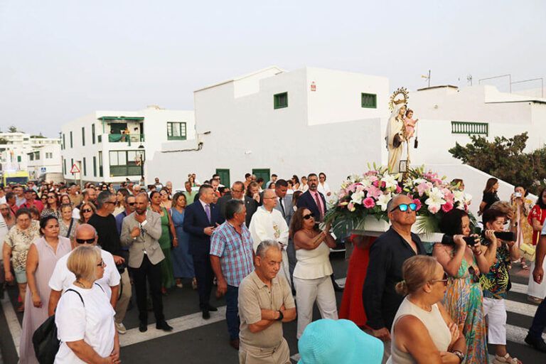 Noticias Yaiza | Playa Blanca muestra su adoración por la Virgen del Carmen llenándola de vítores y besos en su peregrinar