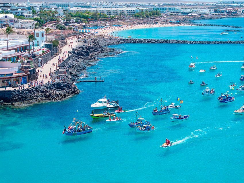 Playa Blanca y su tradición marinera se rinden a la Virgen del Carmen