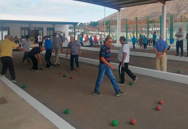 Noticias Yaiza | Yaiza impulsa la bola canaria de madera entre sus mayores