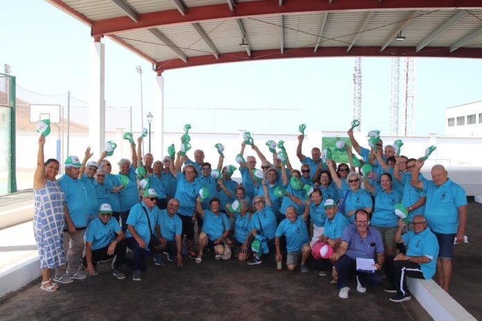 foto de familia equipos participantes Noticias Yaiza | Setenta mayores de Yaiza animan el torneo municipal de bola canaria
