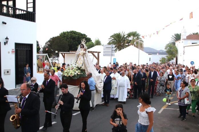 Procesión Virgen de Los Remedios en Yaiza Noticias Yaiza | Yaiza llena sus calles de devoción a la Patrona