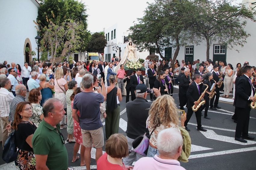 Yaiza llena sus calles de devoción a la Patrona